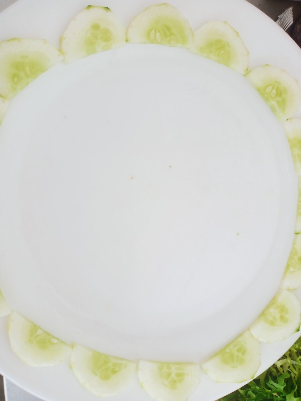 青瓜苦菊沙拉,一部分青瓜顺着盘子摆个花边造型。