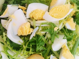 青瓜苦菊沙拉,一个鸡蛋煮熟去壳切成小块放入盘中。