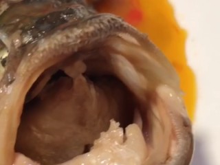 剁椒鲈鱼，,在放入蒸锅蒸十分钟即可。