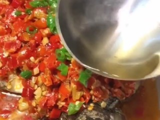 剁椒鲈鱼，,在浇上热油完成。