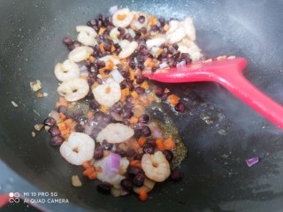 多彩虾仁炒饭,放入熟黑糯玉米粒翻炒一下。