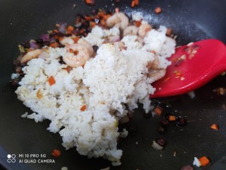 多彩虾仁炒饭,放入剩米饭按压翻炒。