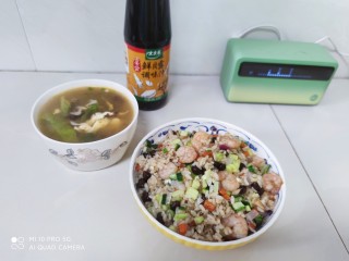 多彩虾仁炒饭,搭配虾米紫菜三鲜汤，就是一餐营养均衡的美味，孩子爱吃，妈妈省心。