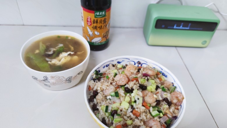 多彩虾仁炒饭,搭配虾米紫菜三鲜汤，就是一餐营养均衡的美味，孩子爱吃，妈妈省心。