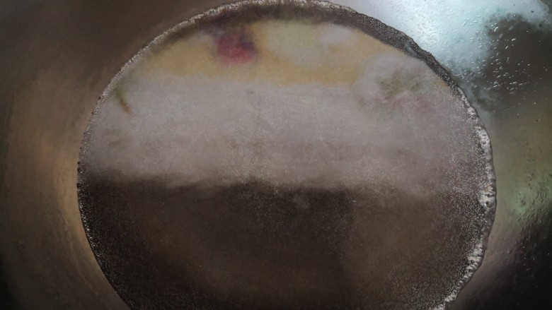 杏鲍菇炒肉片,锅里放水烧开