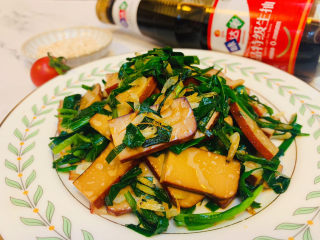 韭菜炒香干,虾米也起到调和味道的作用，品尝起来特别香。