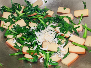 韭菜炒香干,放入虾米，提味提鲜。
