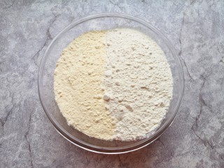 玉米馒头,准备好玉米粉和中筋面粉，混合均匀。