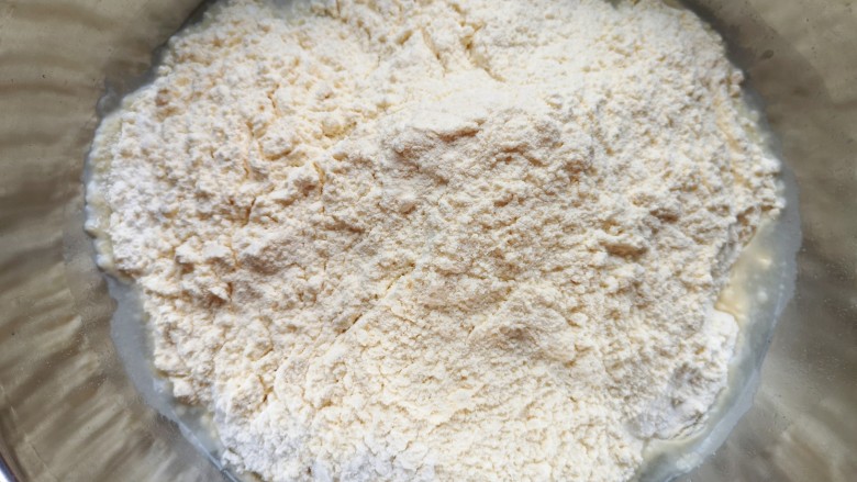 玉米馒头,倒入混合好的面粉。