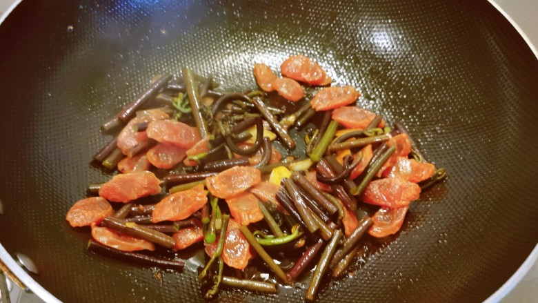 蕨菜炒腊肉,翻拌均匀，关火出锅。