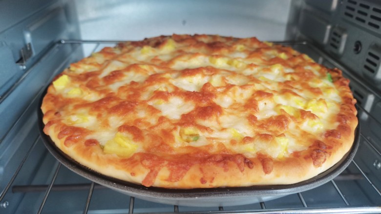 菠萝披萨,烤好的披萨