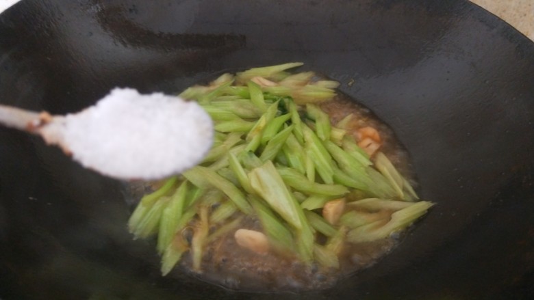 芹菜炒鱿鱼,加入适量盐。