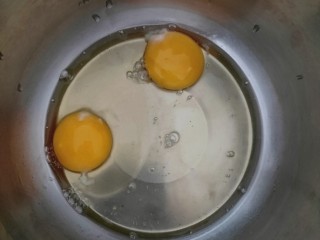 酸奶泡芙,将两颗鸡蛋打入盆中

