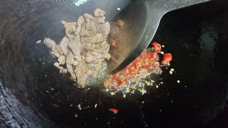 韭菜炒香干,肉片变色后入小米辣
