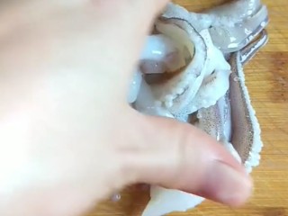 爆炒鱿鱼须,两条鱿鱼须少点，加上鱿鱼身一起炒，先焯一下水捞出来备用。