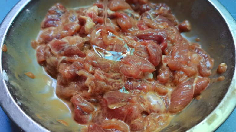 杏鲍菇炒肉片,少许的食用油
