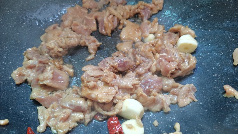 杏鲍菇炒肉片,配料煸香后，肉片下锅翻炒