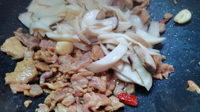 杏鲍菇炒肉片,翻炒至肉片变色后，杏鲍菇下锅