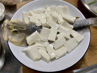 剁椒鲈鱼➕剁椒鲈鱼蒸蛋,摆上内脂豆腐