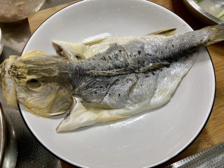剁椒鲈鱼➕剁椒鲈鱼蒸蛋,取深盘，摆入腌过的海鲈鱼