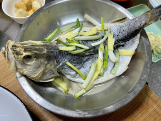 剁椒鲈鱼➕剁椒鲈鱼蒸蛋,浇上葱姜料酒，腌制15分钟