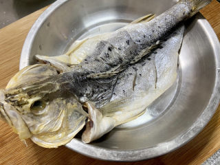 剁椒鲈鱼➕剁椒鲈鱼蒸蛋,鲈鱼去内脏去腮清洗，肚子切开不切断，肚子肉厚的地方切斜刀