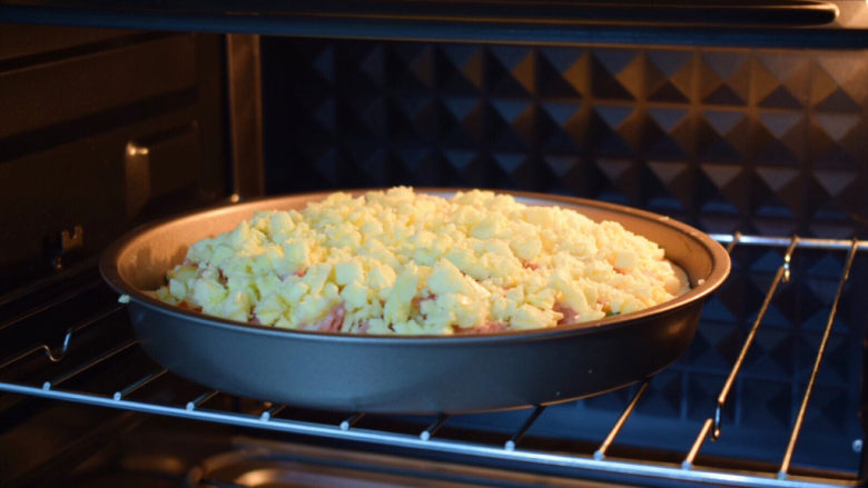 菠萝披萨,放入预热好的烤箱，上下火200度，中层20分钟，烤至表面奶酪芝士融化变成焦黄色即可