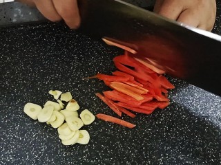 韭菜炒香干,红萝卜切丝