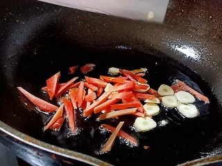 韭菜炒香干,放入红萝卜和大蒜