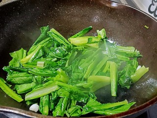 清炒油麦菜,油麦菜变得翠绿开始调味