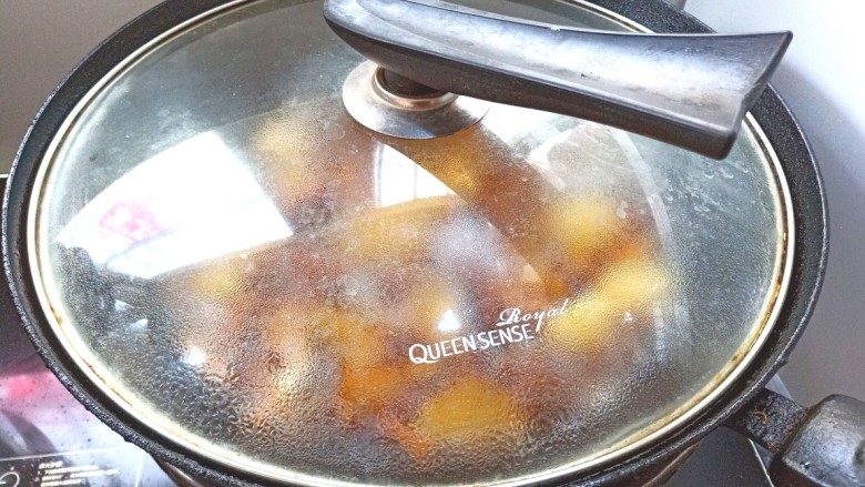 土豆烧肥肠,盖上盖子焖7至8分钟，至土豆熟透