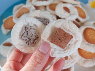 棉花糖饼干,口感偏甜，很酥脆。虽然有点甜少吃几个还可以接受的