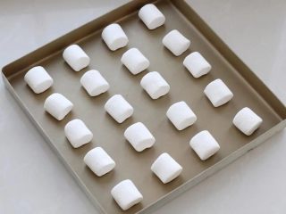 棉花糖饼干,将棉花糖排放进烤盘内，注意每粒棉花糖之间留一定的空隙，以免烤制过程中体积膨大粘连到一起。