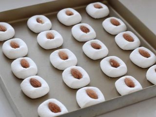 棉花糖饼干,这时棉花糖体积会变大，取出在上面放一颗杏仁，要按压一下哟，让杏仁嵌入棉花糖里。