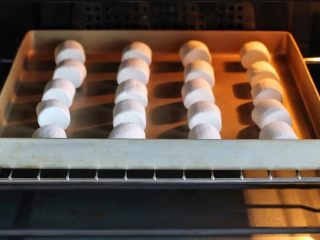 棉花糖饼干,烤箱上下火130度预热，将烤盘放进中层烤十分钟。