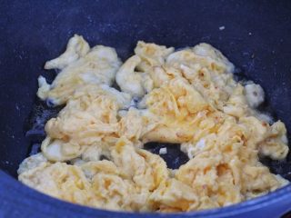 蒜苔炒鸡蛋,锅中放适量食用油烧热，倒入蛋液煎至定型炒成小块盛出。