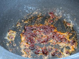 蒜苔炒鸡蛋,另起油锅放入郫县豆瓣酱，小火炒出红油。