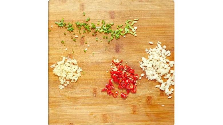 肉末烤茄子,步骤三：蒜切末，小米辣切末，姜切末，葱切末。