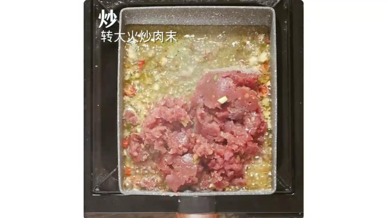 肉末烤茄子,步骤五：起锅烧肉，爆香蒜末后加入肉馅翻炒均匀后老抽上色。