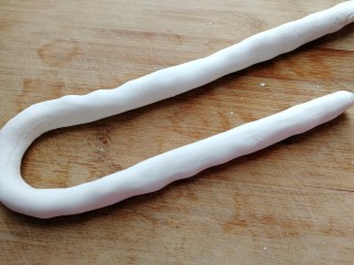 糯米枣,搓成比筷子粗点的长条。