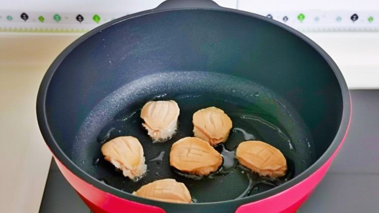 红烧鲍鱼,起油锅，加入腌制好的鲍鱼，小火煎。