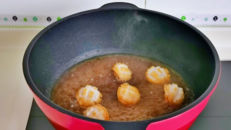 红烧鲍鱼,加入一小碗凉水烧开，转小火3分钟。