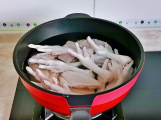 红烧香菇,鸡爪与鸡翅洗净后冷水下锅焯水，烧开后煮2分钟，捞出用温水冲洗淋干水分备用。