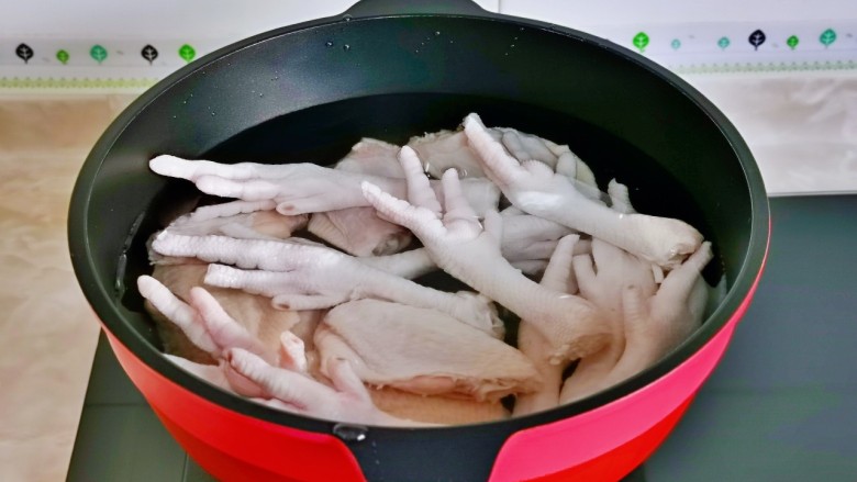 红烧香菇,鸡爪与<a style='color:red;display:inline-block;' href='/shicai/ 96'>鸡翅</a>洗净后冷水下锅焯水，烧开后煮2分钟，捞出用温水冲洗淋干水分备用。