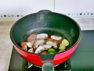红烧香菇,起油锅加入葱姜蒜炒出香味，加入香菇煸炒。