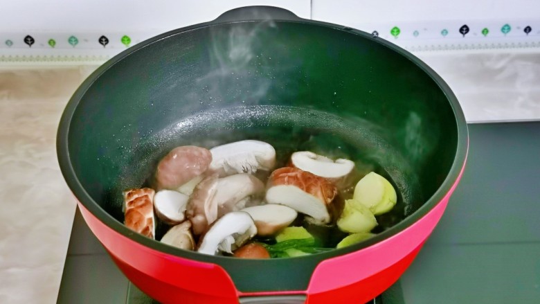 红烧香菇,起油锅加入葱姜蒜炒出香味，加入香菇煸炒。