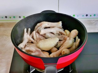 红烧香菇,再加入鸡爪与鸡翅翻炒2分钟。