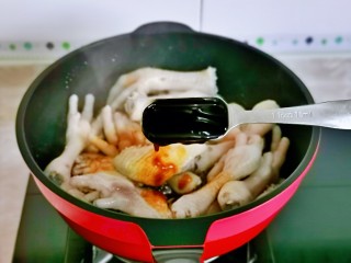 红烧香菇,加入蚝油。