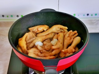 红烧香菇,小火翻炒均匀，加入冰糖。