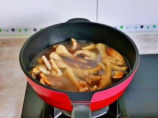 红烧香菇,再加入适量纯净水，烧开后转小火炖25分钟。